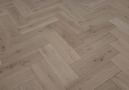 Natural Invisible Lac Solid Oak Herringbone Flooring