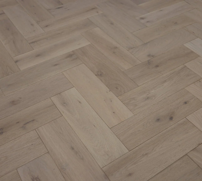 Natural Invisible Lac Solid Oak Herringbone Flooring