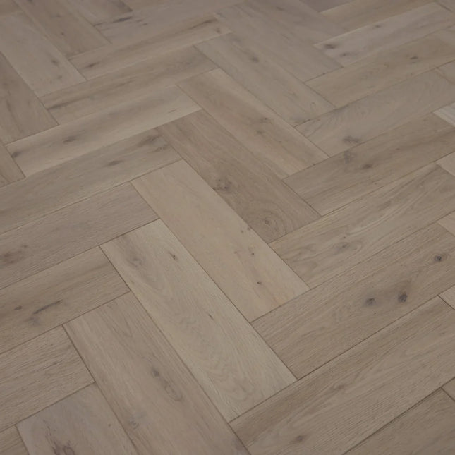 Natural Invisible Lac Solid Oak Herringbone Flooring
