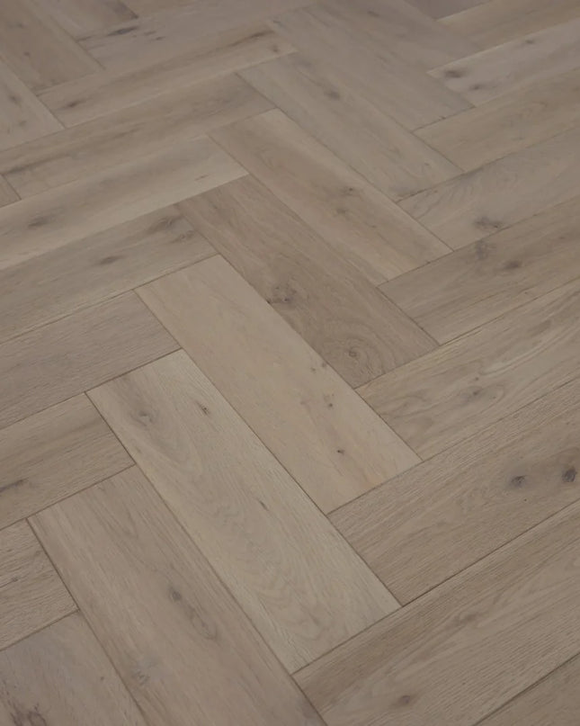 Natural Invisible Lac Solid Oak Herringbone Flooring