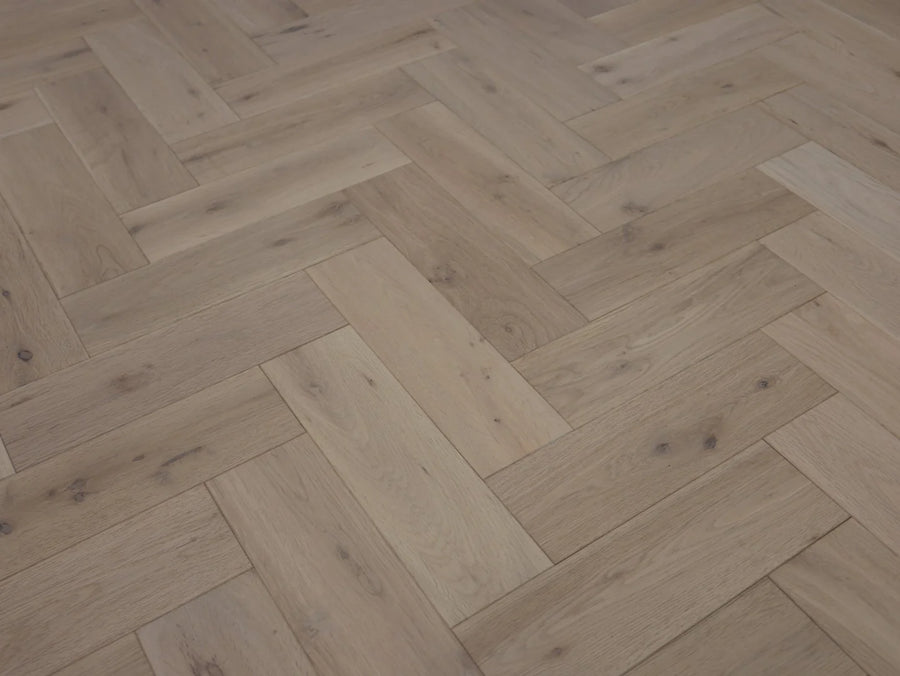Natural Invisible Lac Solid Oak Herringbone Flooring