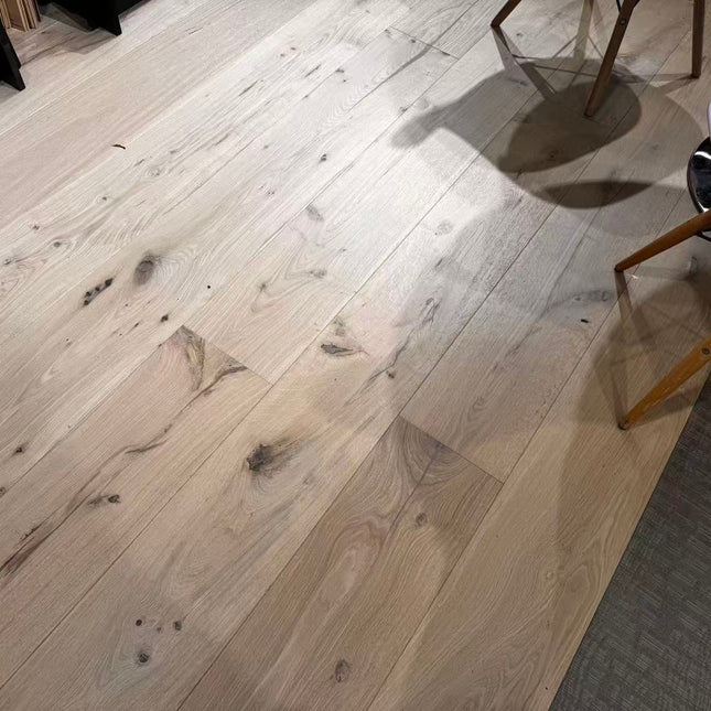 Invisible Lacquered Engineered Oak Plank Flooring