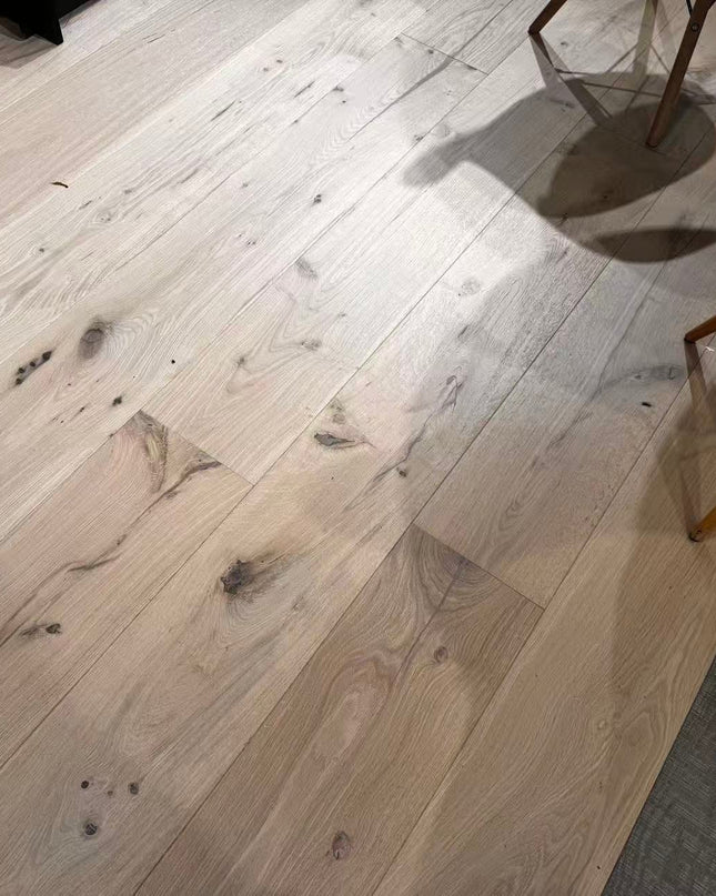 Invisible Lacquered Engineered Oak Plank Flooring
