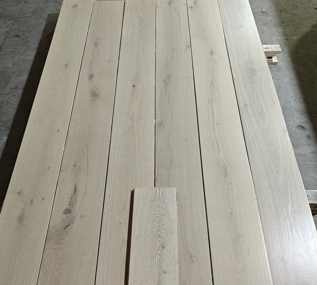 White Washed Matt Lacquered Engineered Oak Plank Flooring