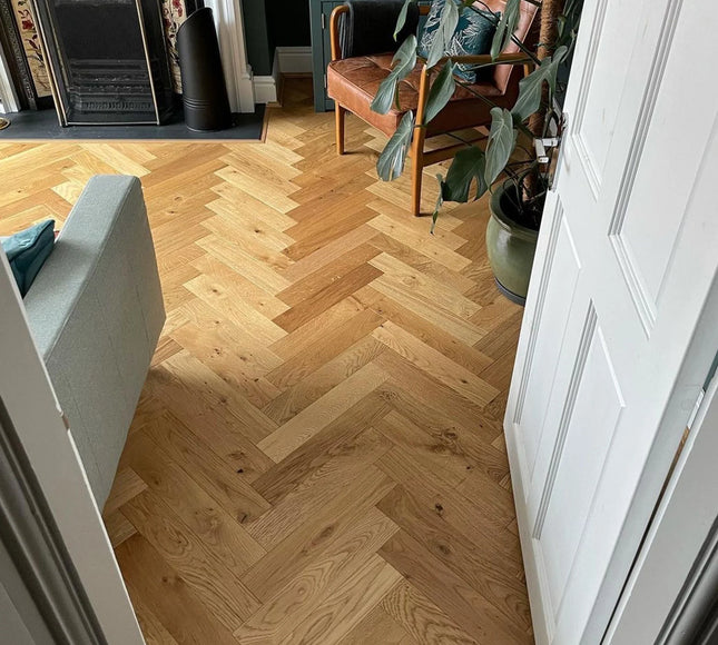 Natural Brushed Lacquered Click Engineered Herringbone Flooring