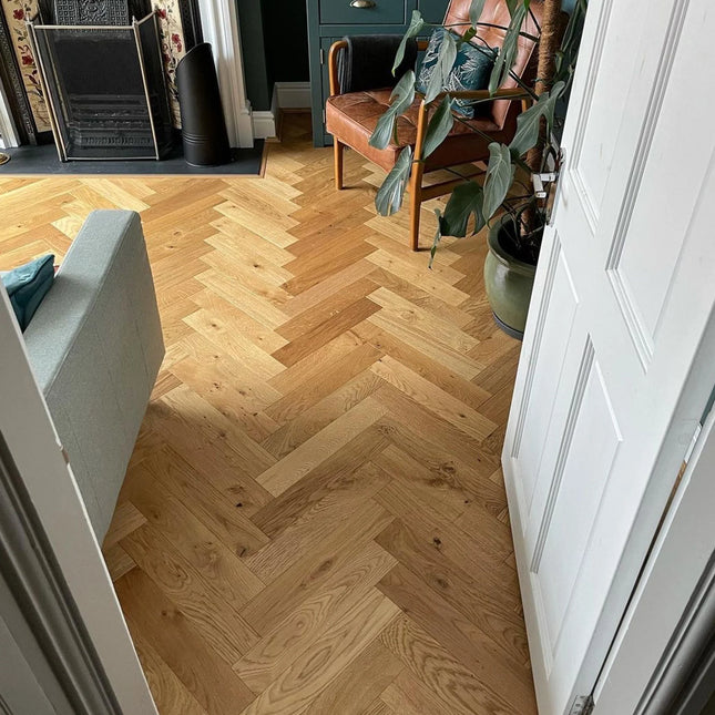 Natural Brushed Lacquered Click Engineered Herringbone Flooring