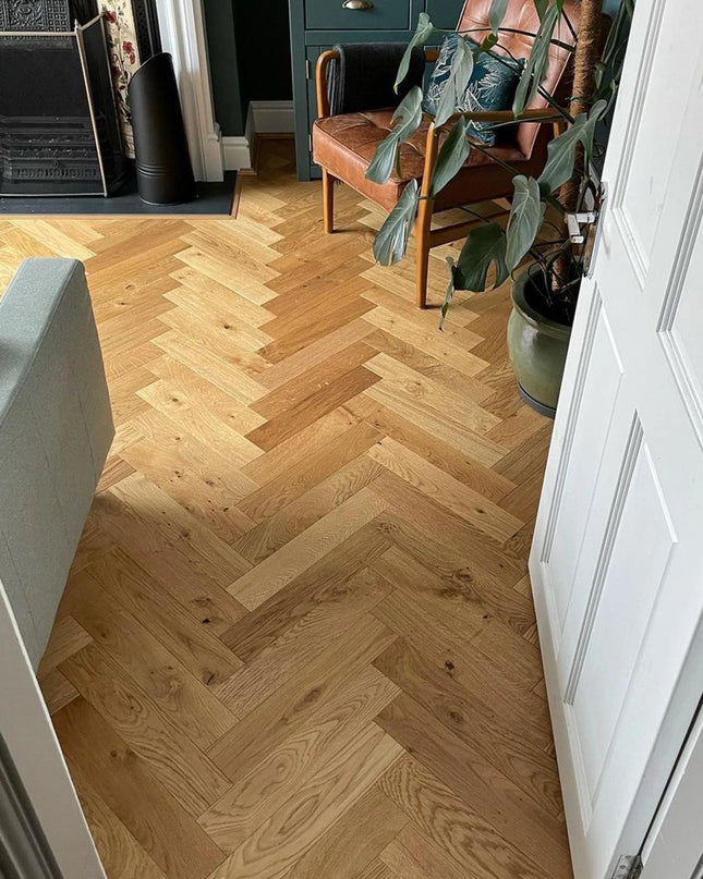 Natural Brushed Lacquered Click Engineered Herringbone Flooring