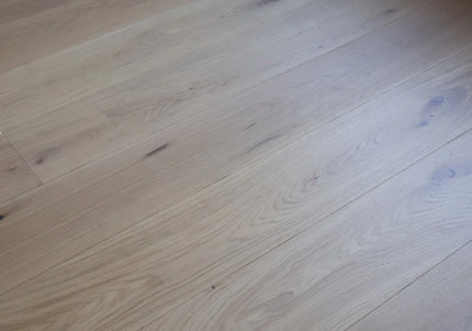 Brushed Invisible Finish Wide Plank Engineered Oak Flooring