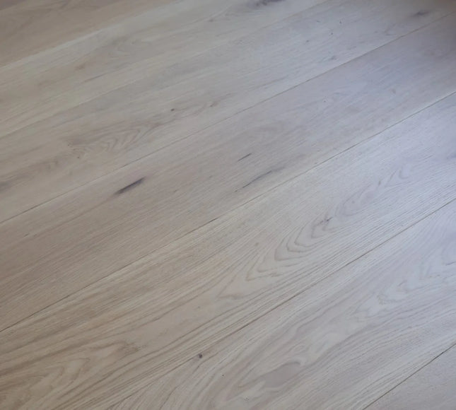 Brushed Invisible Finish Wide Plank Engineered Oak Flooring