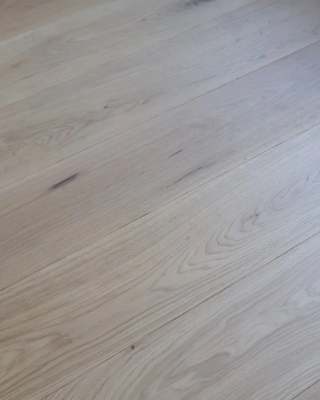 Brushed Invisible Finish Wide Plank Engineered Oak Flooring