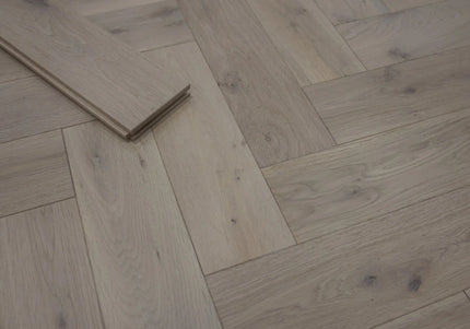 Natural Invisible Lac Solid Oak Herringbone Flooring