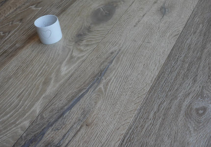 Distressed Invisible Finish Engineered Oak Flooring