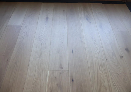 Brushed Invisible Finish Wide Plank Engineered Oak Flooring